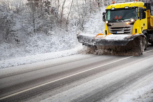 Limpieza de camiones en el camino de invierno cubierto de nieve — Foto de Stock