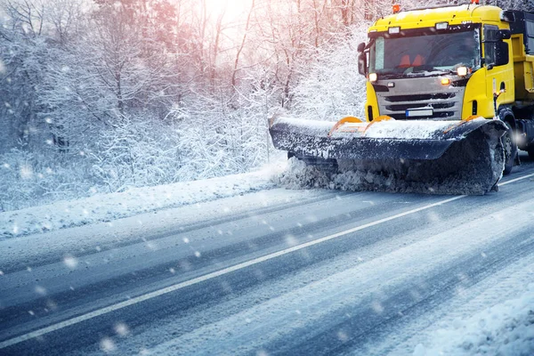 Limpieza de camiones en el camino de invierno cubierto de nieve —  Fotos de Stock