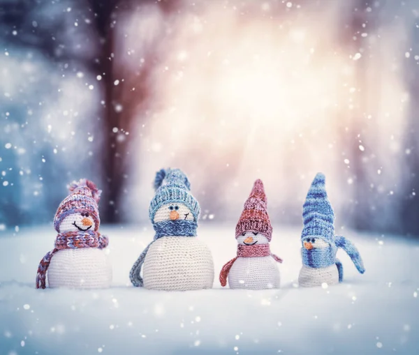 Kis snowmans a puha hó a kék háttér — Stock Fotó