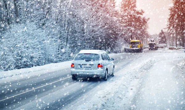 Neumáticos de coche en invierno camino cubierto de nieve. — Foto de Stock