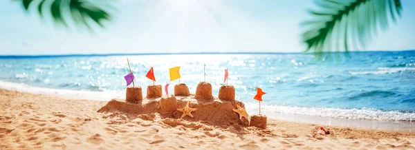 夏の青い海の上の砂の城 — ストック写真