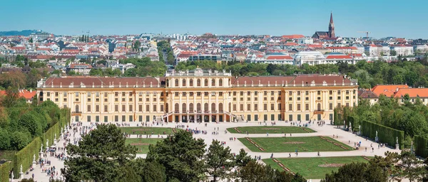 Schöner Park rund um Schloss Schönbrunn in Wien, Österreich — Stockfoto