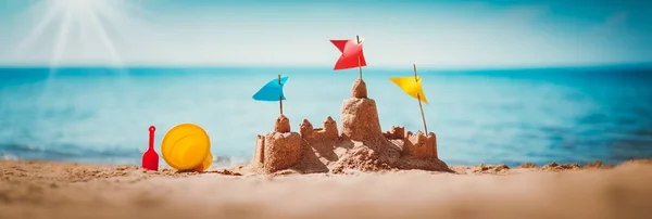 Castillo de arena en el mar en verano — Foto de Stock