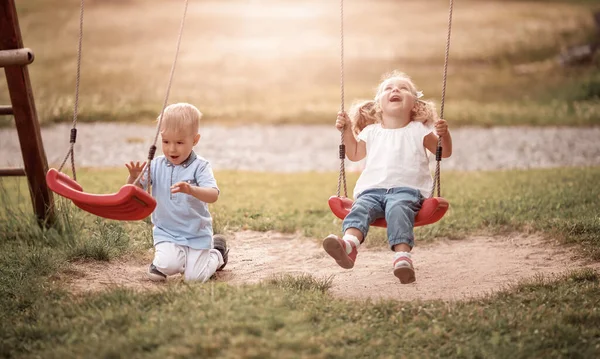 Pojke och pojke leker på bakgården — Stockfoto