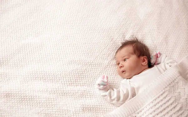 Bonito bebê recém-nascido menina deitada na cama — Fotografia de Stock