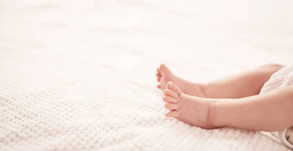 Bonito bebê recém-nascido menina deitada na cama — Fotografia de Stock