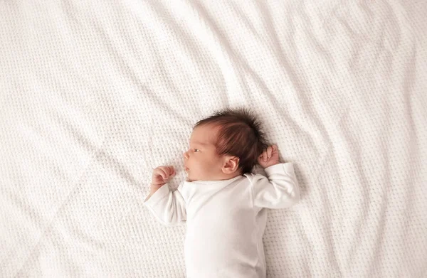 Bonito bebê recém-nascido menina deitada na cama — Fotografia de Stock