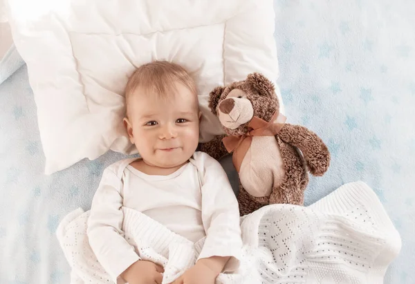 Un bébé d'un an avec un ours en peluche — Photo