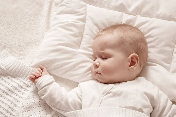 Menino dormindo coberto com cobertor macio — Fotografia de Stock