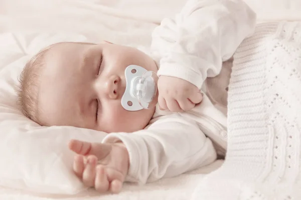 Малыш спит, покрытый мягким одеялом — стоковое фото