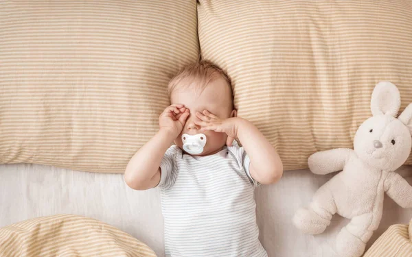 Einjähriges Baby im Bett — Stockfoto