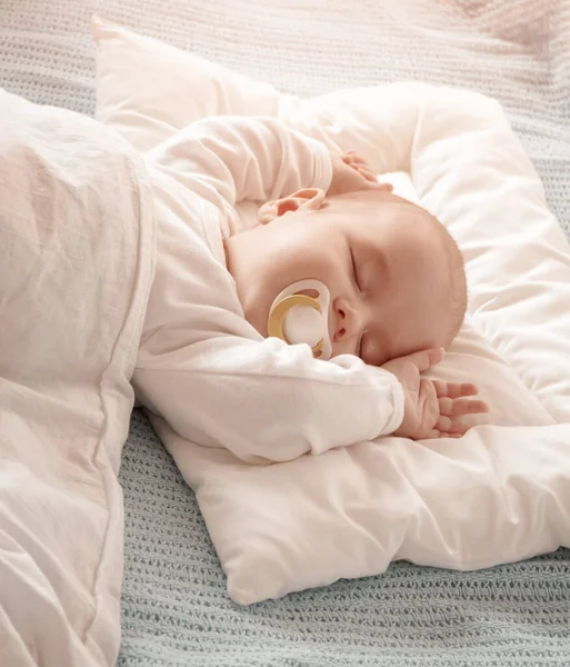 Bebê dormindo coberto com cobertor branco macio — Fotografia de Stock