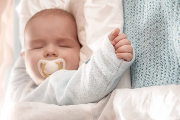 Μωρό κοιμάται καλύπτονται με μαλακό λευκό κουβέρτα — Φωτογραφία Αρχείου