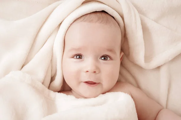 Bebé niño durmiendo cubierto con manta suave —  Fotos de Stock