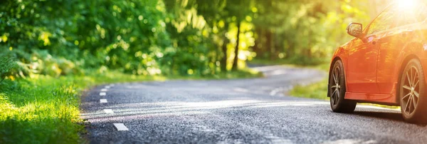 Auto rossa su strada asfaltata in estate — Foto Stock