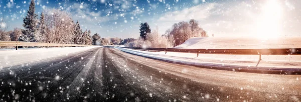 Téli út, hó borítja a napsütéses napon — Stock Fotó