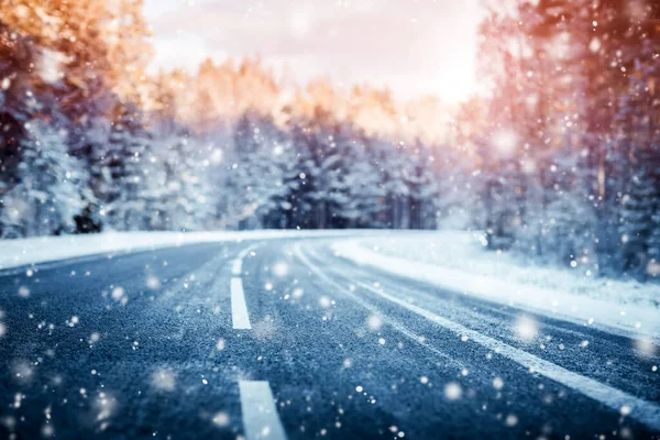 冬天的路，阳光明媚的时候被雪覆盖着 — 图库照片