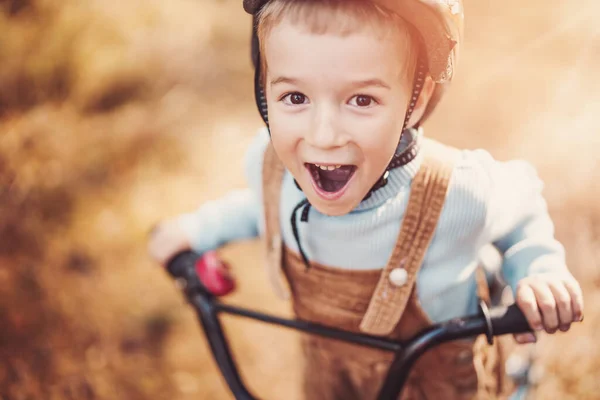Dziecko na rowerze na asfaltowej drodze w lecie — Zdjęcie stockowe