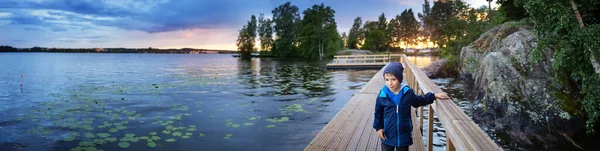 Маленький мальчик на озере в Тампере, Финляндия. — стоковое фото