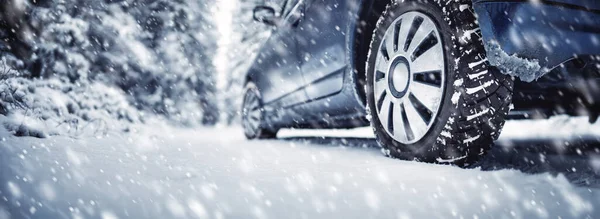 El coche se detuvo en el borde de la carretera en una ventisca de invierno. —  Fotos de Stock