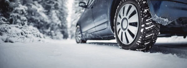 Az autó megállt a havas út mellett. — Stock Fotó