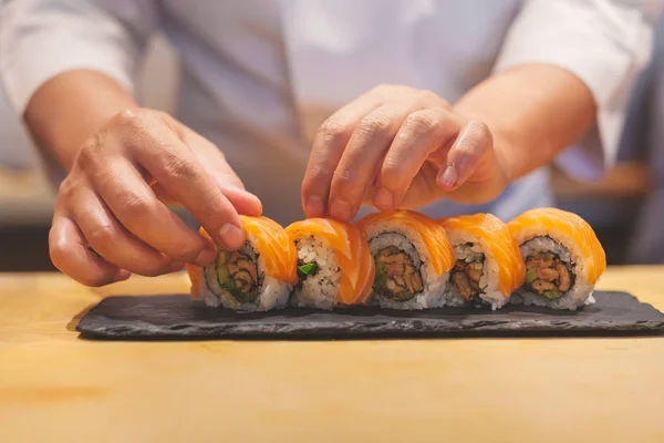 Eller Şef hazırlanıyor Japon Suşi, somon roll.
