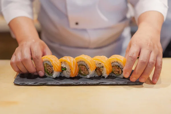 Eller Şef hazırlanıyor Japon Suşi, somon roll.