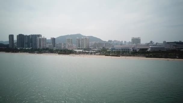 Zbliża się do miejskiej plaży w Chinach — Wideo stockowe