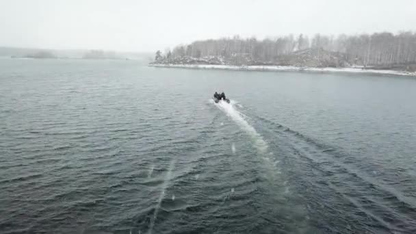 雪に覆われた島に近づいているホバークラフト — ストック動画