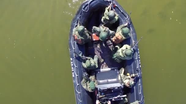 Marines abandonan la costa en el barco — Vídeo de stock
