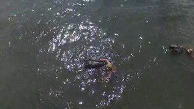 Mühür Challenge, Virginia Beach, Virginia Circa 2013: Savaşçı öğrenciler gizlice su mühür Challenge, Virginia Beach, Virginia 2013 yaklaşık çizilmiş silah ile bırakın