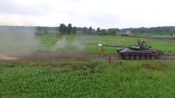 Russian Tank T72 shoots left side view — Stock Video