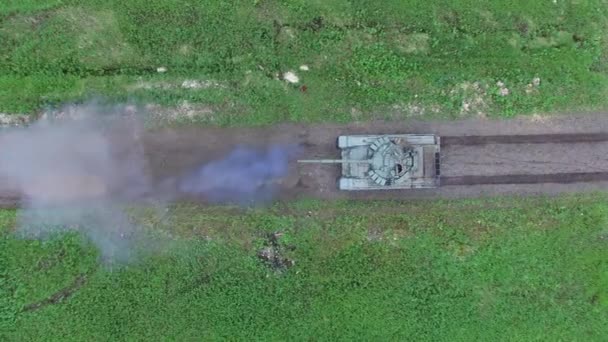 Tanque russo T72 dispara vista de cima — Vídeo de Stock