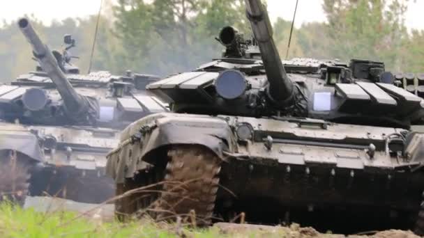 Zwei Panzer rücken vor — Stockvideo