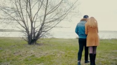 Multirasial Çift Yürüyüş Dawn bir Yol