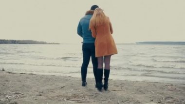 Sahilde Duran ve Konuşan Çok Rasial Çift