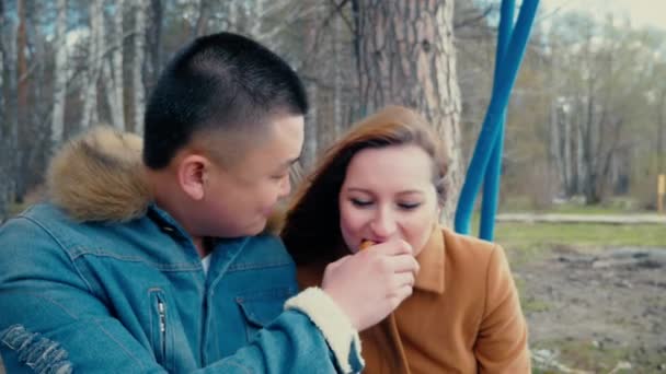 Multirasial vriendje voedt zijn vriendin met pannenkoek — Stockvideo