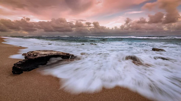 Atardecer de Kauai Hawaii en la playa — Foto de Stock