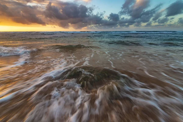 Atardecer de Kauai Hawaii en la playa — Foto de Stock