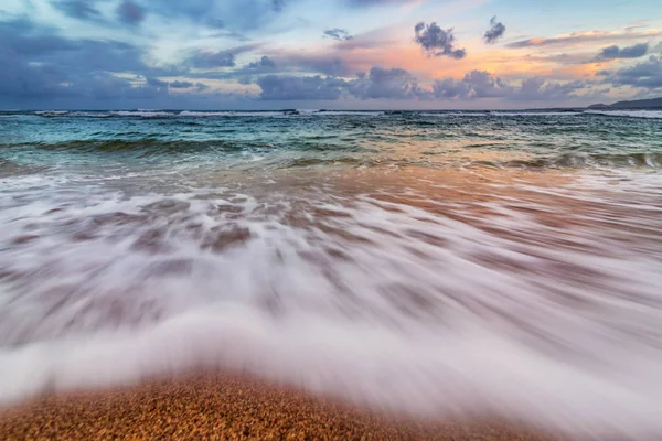 Atardecer de Kauai Hawaii en la playa — Foto de Stock