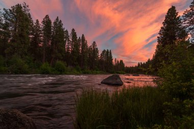 Gün batımında Deschutes Nehri