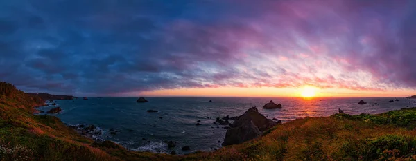 Paisaje de playa rocosa al atardecer — Foto de Stock