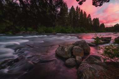 Gün batımında Deschutes Nehri