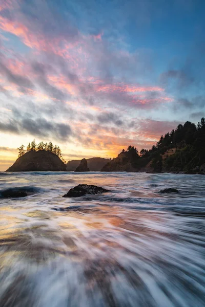 Pôr do sol em uma Rocky Pacific Northwest Beach — Fotografia de Stock