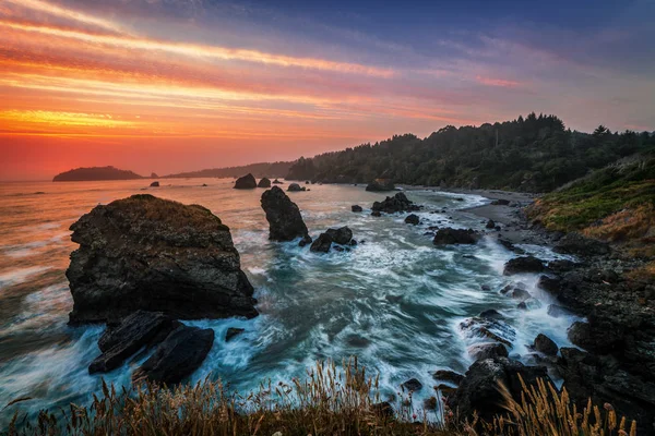 Kayalık bir plaj gün batımında