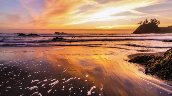 Puesta de sol en una playa rocosa, costa norte de California — Foto de Stock