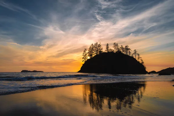 Puesta de sol en una playa rocosa, costa norte de California — Foto de Stock