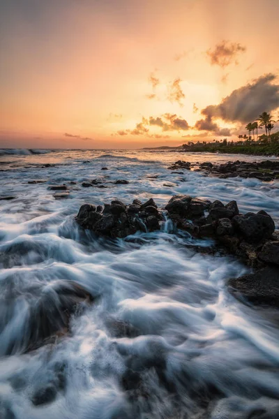 Abendlicher Sonnenuntergang an einem tropischen Felsstrand — Stockfoto