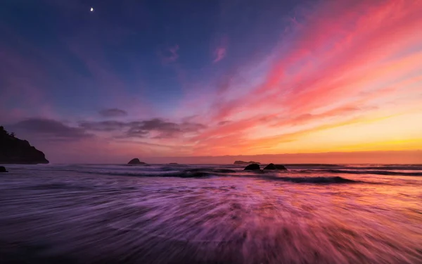 Ηλιοβασίλεμα το βράδυ σε μια τροπική παραλία βραχώδης — Φωτογραφία Αρχείου