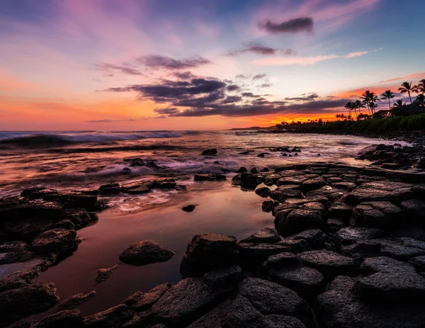Abendlicher Sonnenuntergang an einem tropischen Felsstrand — Stockfoto